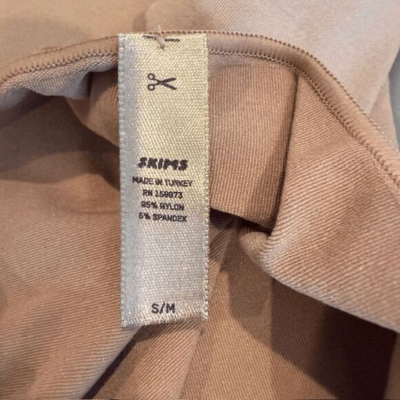 SKIMS Essentials Long Sleeve Bodysuit Nude Raw Cut Crew Neck Size S/M - Picture 4 of 9